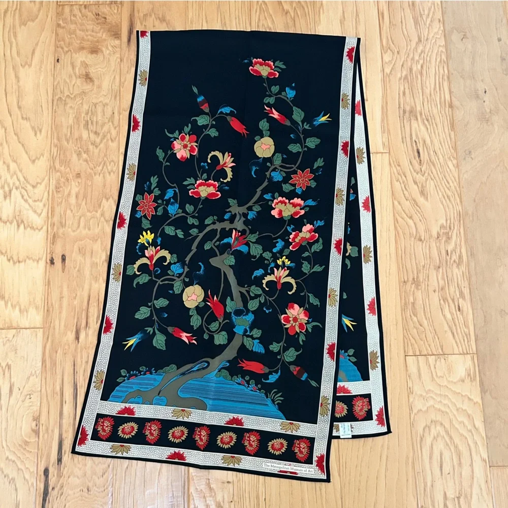 The Metropolitan Museum of Art OS NWOT Oing Scarf Japan Black Multi Floral